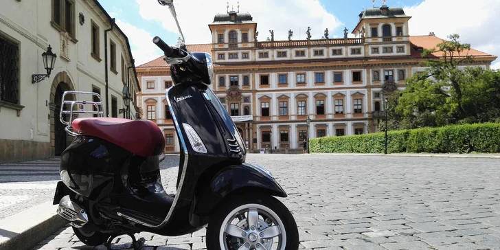 Praha na dvou kolech: pronájem skútru Vespa na 5, 24 i 48 hodin