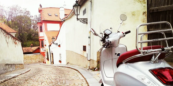 Praha na dvou kolech: pronájem skútru Vespa na 5, 24 i 48 hodin