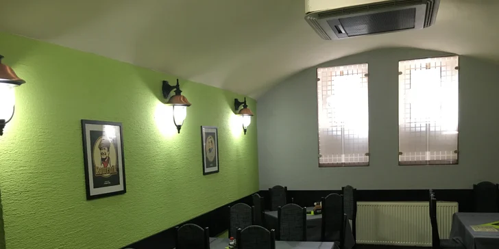 Masová hostina pro 4 osoby: Kilo řízků, tatarák a hranolky U Bizona
