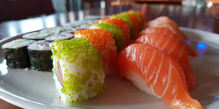 Asijská hostina: 30 nebo 52 ks sushi s lososem, avokádem, tuňákem i krevetou