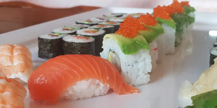 Asijská hostina: 30 nebo 52 ks sushi s lososem, avokádem, tuňákem i krevetou