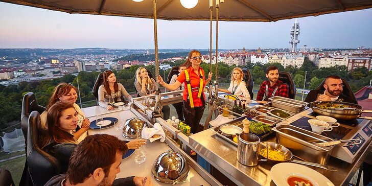 Exkluzivní 4chodová večeře od špičkového šéfkuchaře podávaná 50 metrů nad rozsvícenou Prahou
