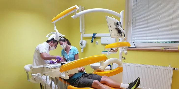 Pokud není tloušťka kosti dostačující, za doplatek lze provést plastiku kosti. Pokud je to nutné, provede se v horní čelisti vzadu sinus lift.