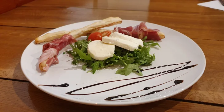 Tříchodové degustační menu: parmská šunka, filet z lososa i borůvkový trifle