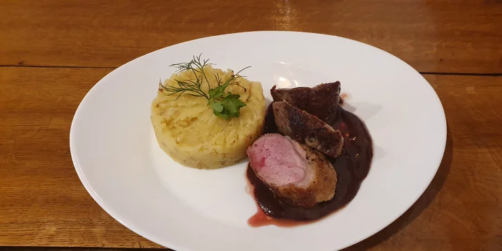Tříchodové degustační menu: parmská šunka, filet z lososa i borůvkový trifle