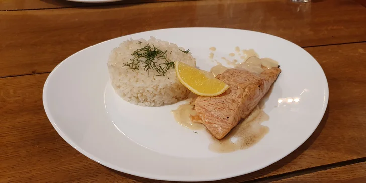 Tříchodové degustační menu: parmská šunka, filet z lososa i borůvkový trifle