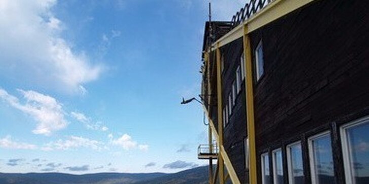 Extrémní bungee jumping z televizní věže nebo jeřábu