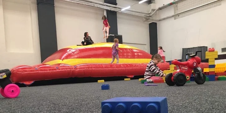 Hopsa hejsa: celodenní skákání v aréně s trampolínami, hradem a dalšími atrakcemi