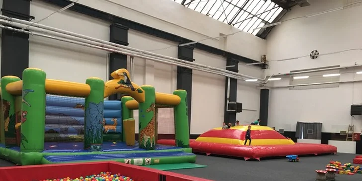 Hurá si zaskákat: vstup do arény s trampolínami a dalšími atrakcemi