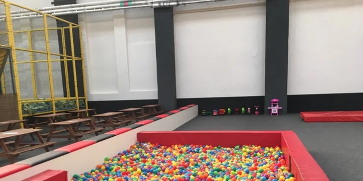 Hopsa hejsa: celodenní skákání v aréně s trampolínami, hradem a dalšími atrakcemi
