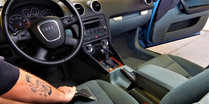 Ochrana vozidla před zimou, aplikace tekutých stěračů nebo čištění interiéru