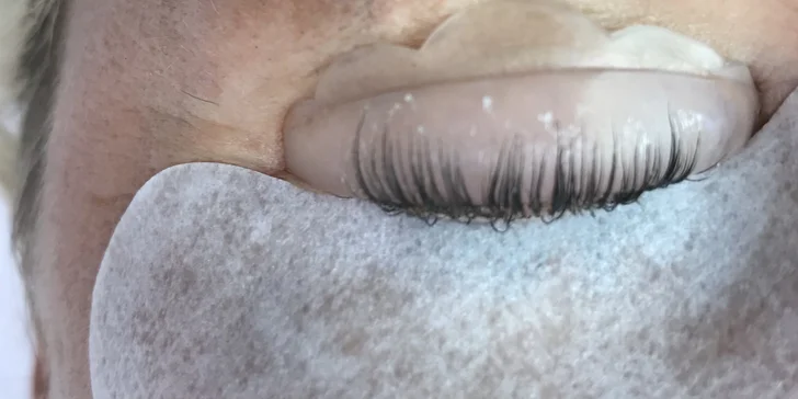 Krásné řasy pomocí metody Lash Lifting & Lash Botox vč. barvení