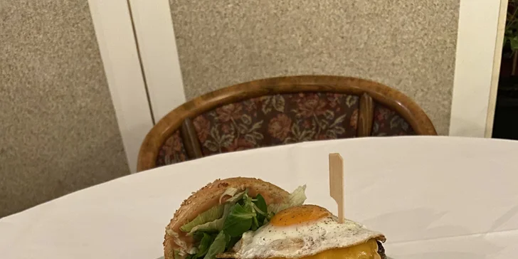 Pohodový víkend: burger a hranolky i 2 hodiny v bazénu se slanou vodou