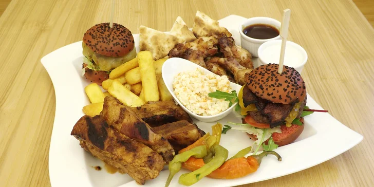 Masové prkno: kuřecí křídla, žebra i miniburgery s hranolky a salátem coleslaw