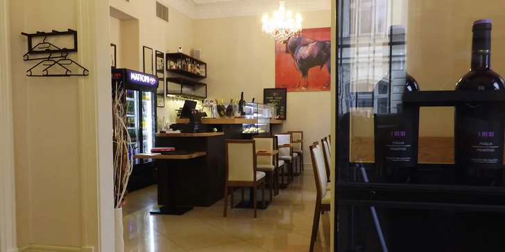Masové prkno: kuřecí křídla, žebra i miniburgery s hranolky a salátem coleslaw