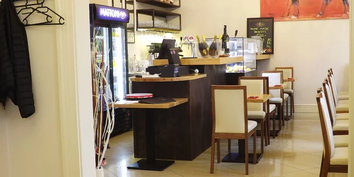 Masové prkno: kuřecí křídla, žebra i miniburgery s hranolky a salátem coleslaw