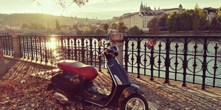 Praha na dvou kolech: pronájem skútru Vespa na 5, 24 i 48 hodin