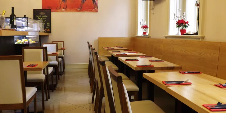 Masové prkno: kuřecí křídla, žebra i miniburgery s hranolky a salátem coleslaw