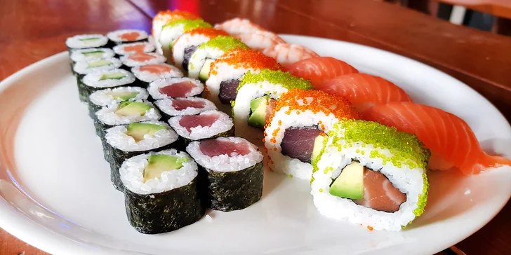 Sushi na Stodolní: 30 či 50 kousků s lososem, krabem i tuňákem nebo grilovanou krevetou