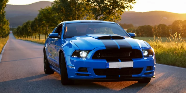 Mustang podle výběru na 1 až 12 hod.: 3.7 Shelby nebo 3.7 Cabrio