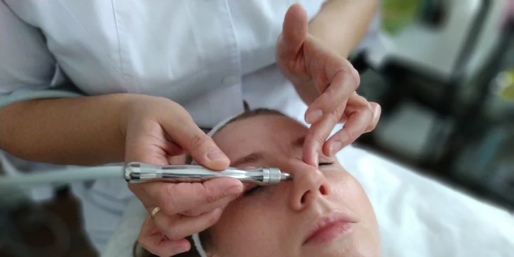 Anti-age ošetření pleti s mikrodermabrazí, karboxyterapií, masáží i úpravou obočí a řas