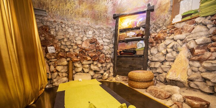 Dvojitý odpočinek: thajská masáž zad horkým olejem v solné jeskyni