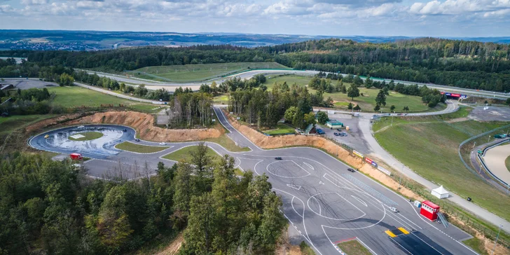 Škola bezpečné jízdy: Nejmodernější polygon v Evropě, kde vás naučí projíždět zatáčky smykem