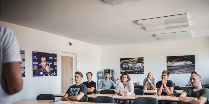 Škola bezpečné jízdy: Nejmodernější polygon v Evropě, kde vás naučí projíždět zatáčky smykem