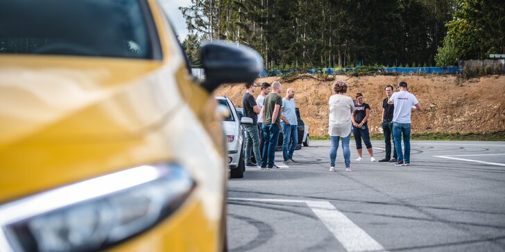 Škola bezpečné jízdy: Nejmodernější polygon v Evropě, kde vás naučí projíždět zatáčky smykem