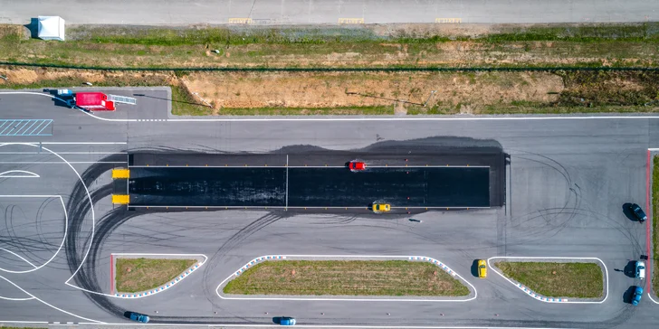 Škola bezpečné jízdy: Nejmodernější polygon v Evropě, kde vás naučí projíždět zatáčky smykem