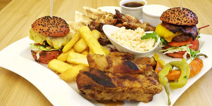 Masové prkno: kuřecí křídla, žebra i miniburgery s hranolky a salátem coleslaw