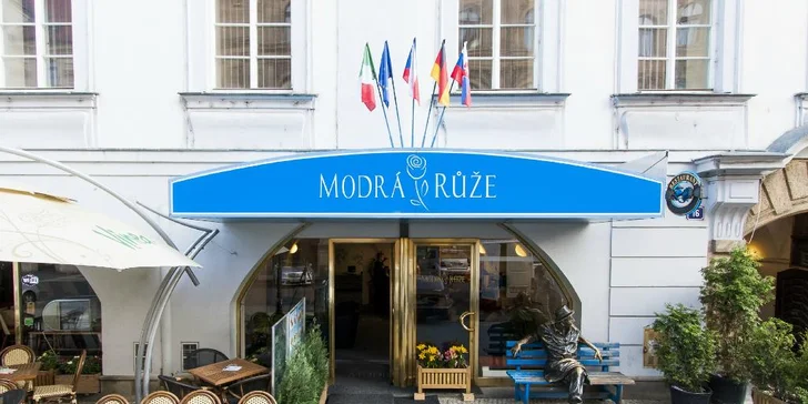Oslaďte si život: teplý nápoj a dezert v kavárně hotelu Modrá Růže