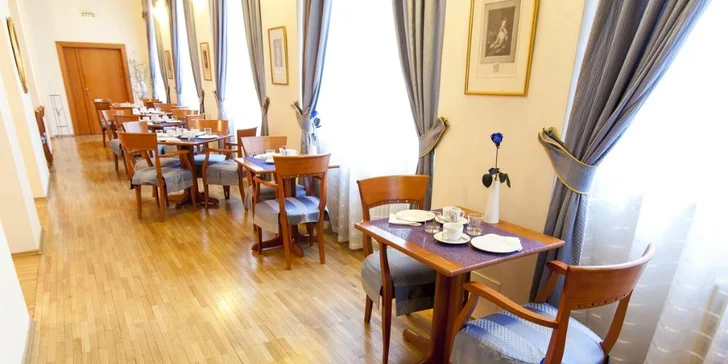 Oslaďte si život: teplý nápoj a dezert v kavárně hotelu Modrá Růže