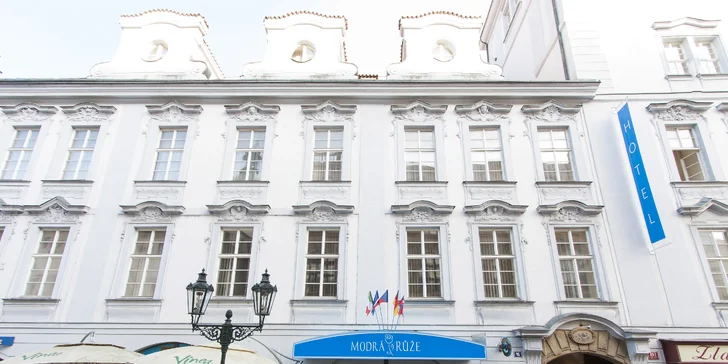 Oslaďte si život: teplý nápoj a dezert v kavárně hotelu Modrá Růže
