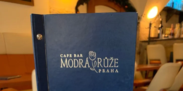 Oslaďte si život: teplý nápoj a dezert v kavárně hotelu Modrá Růže