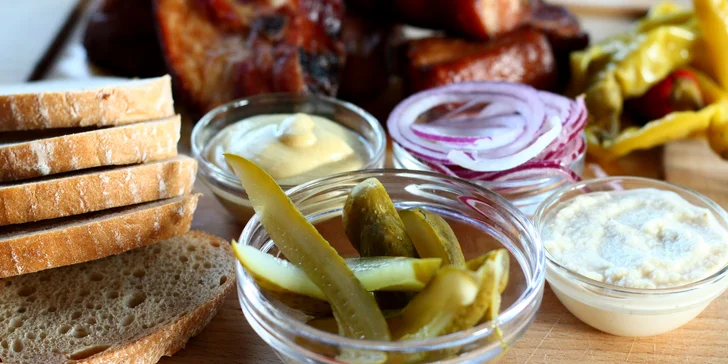 1 nebo 2 kg grilovaných uzených žeber s chlebem a omáčkami