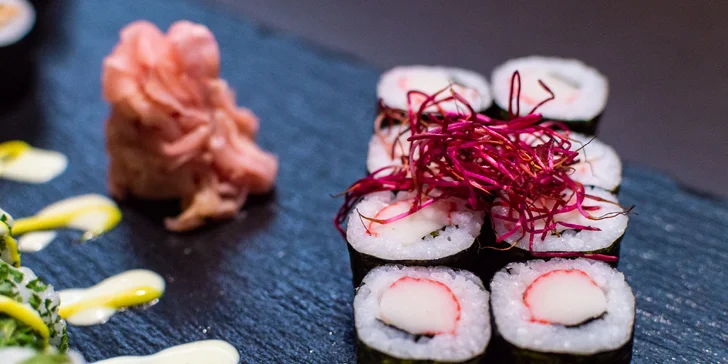 Chutě Japonska: sety s 16 a 42 ks sushi, polévkami, salátem a kuřecím teriyaki