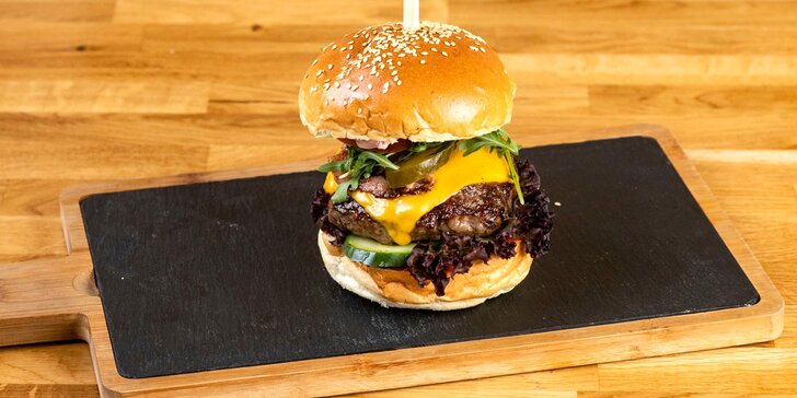 Pochutnejte si v restauraci s neotřelým designem: burger dle výběru, příloha, omáčka i pití