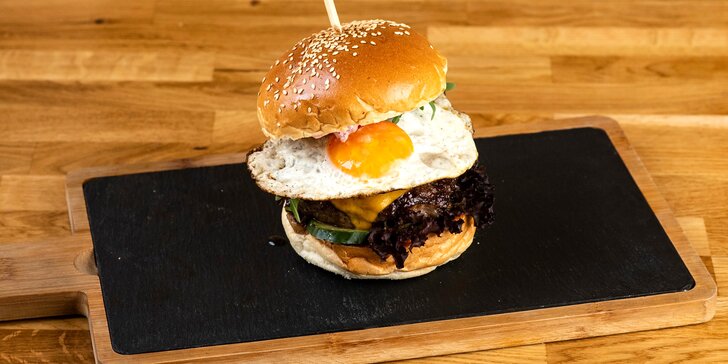 Pochutnejte si v restauraci s neotřelým designem: burger dle výběru, příloha, omáčka i pití