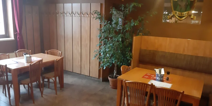 Valentýnské menu: 4 chody s kuřecím prsíčkem pro dámy, žebírko pro pány i dezert a drink