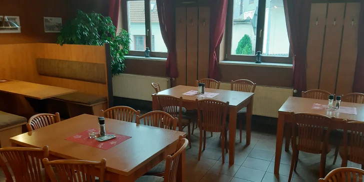 Valentýnské menu: 4 chody s kuřecím prsíčkem pro dámy, žebírko pro pány i dezert a drink