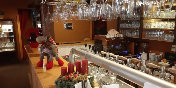 Valentýnské menu: 4 chody s kuřecím prsíčkem pro dámy, žebírko pro pány i dezert a drink
