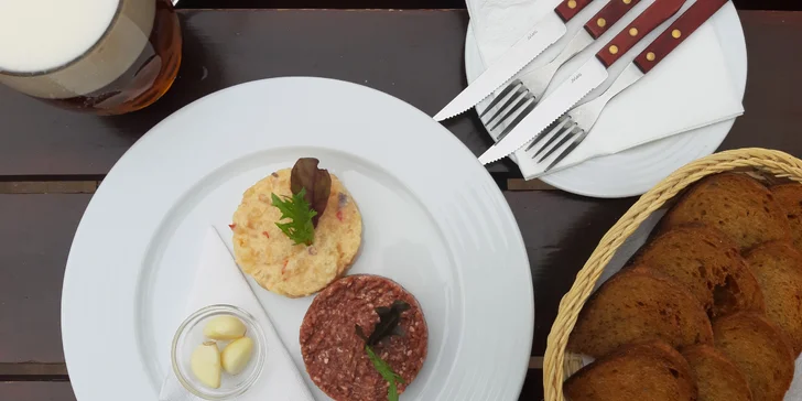 Hovězí a/nebo tvarůžkový tatarák i pivo Richard ve vyhlášené pivovarské restauraci v Brně