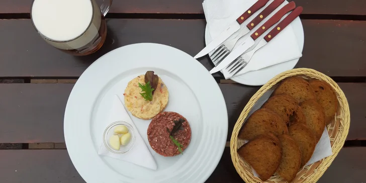 Hovězí a/nebo tvarůžkový tatarák i pivo Richard ve vyhlášené pivovarské restauraci v Brně