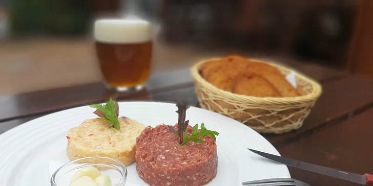 Hovězí a/nebo tvarůžkový tatarák i pivo Richard ve vyhlášené pivovarské restauraci v Brně