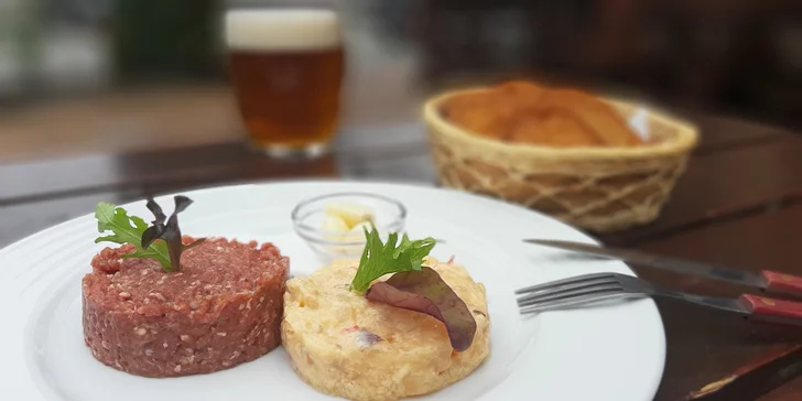 Hovězí a/nebo tvarůžkový tatarák i pivo Richard ve vyhlášené pivovarské restauraci v Brně