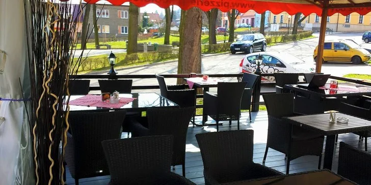 500 nebo 1000 g pečených žeber na medu v pizzerii Piccolíno, pečivo a omáčka