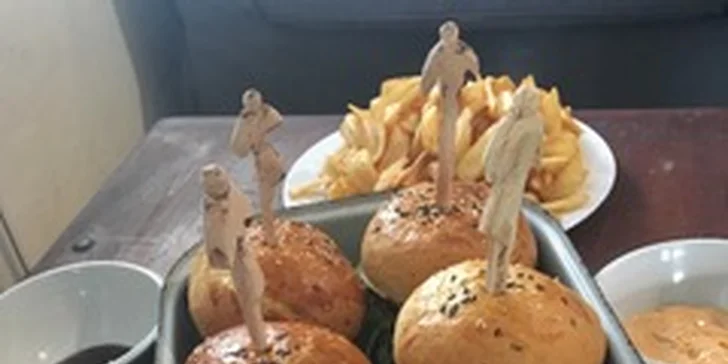 Burger dle výběru z 5 druhů, hranolky, dip i pivo či nealko nápoj