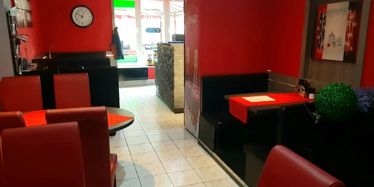500 nebo 1000 g pečených žeber na medu v pizzerii Piccolíno, pečivo a omáčka