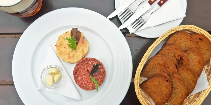 Hovězí a/nebo tvarůžkový tatarák i pivo Richard ve vyhlášené pivovarské restauraci v Brně
